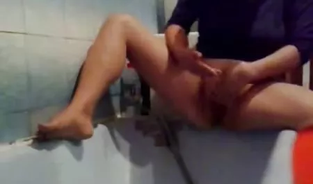 完美的青少年与粉红色的猫贝特