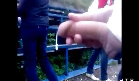 青少年书呆子马利在她的紧屁股中采取它