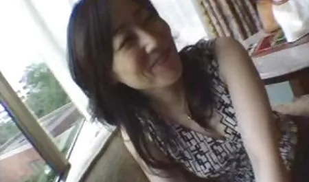 美丽的金发女郎卖扬声器和骑Shawns硬公鸡