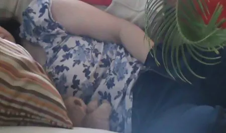 红发卡莉吃她最好的朋友猫