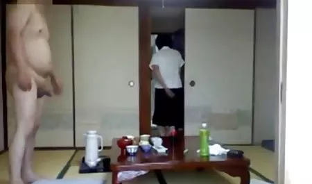 纹身的家伙渴望小猫